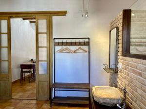 ein Bad mit einer Glasdusche und einer Holzbank in der Unterkunft Origens II - Ideal para parejas in Perelló