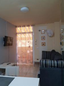 een woonkamer met een raam en een bank bij Apartamento Olaya in Candelaria
