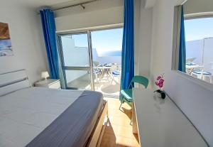 クアルテイラにあるMira Atlântico 13- Terraço Com Vista Mar e Cidade, Wifi, 80mt Praiaのベッドルーム1室(ベッド1台付)が備わります。