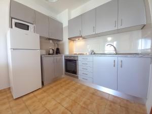 Kuchyň nebo kuchyňský kout v ubytování Mira Atlântico 13- Terraço Com Vista Mar e Cidade, Wifi, 80mt Praia + 20 fotografií