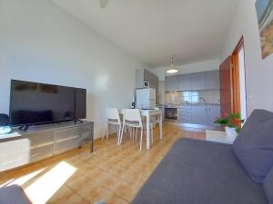 Kuchyň nebo kuchyňský kout v ubytování Mira Atlântico 13- Terraço Com Vista Mar e Cidade, Wifi, 80mt Praia