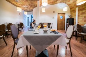 - une salle à manger avec une table, des chaises et des verres à vin dans l'établissement Hotel Rincón del Conde, à León