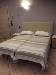 2 Betten nebeneinander in einem Zimmer in der Unterkunft Da Battista in Suzzara