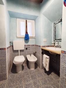 シラクーサにあるDimora Apolloのバスルーム(トイレ、洗面台付)