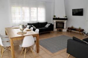 sala de estar con mesa y sofá en La Fresneda de Polendos, en Cabañas de Polendos