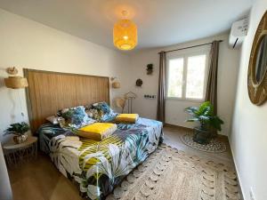 a bedroom with a bed and a window at Les jardins de Funtanone T3 in Vignale