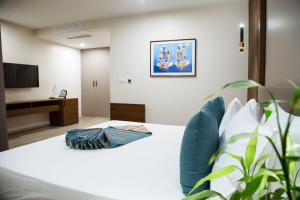 a hotel room with a bed and a tv at Le Ndiambour Hôtel et Résidence in Dakar