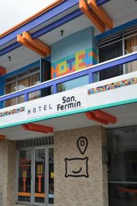 a hotel sign on the side of a building at Hotel San Fermin Pereira in Pereira
