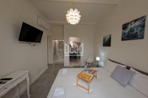 salon z białą kanapą i stołem w obiekcie Gold River House w mieście Ferrara