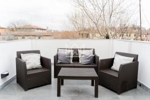 2 chaises et une table sur un balcon dans l'établissement Gold River House, à Ferrare