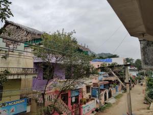 Eine Stadtstraße mit vielen Gebäuden. in der Unterkunft Daya Dharma residency in Tiruvannāmalai