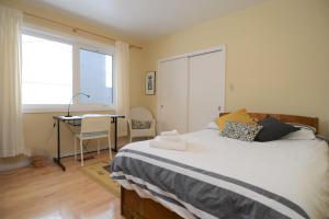 Postel nebo postele na pokoji v ubytování U of A Homestay, Trails & Whyte Ave