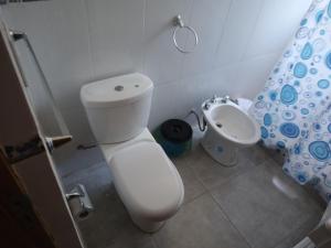 uma casa de banho com um WC e um bidé em LOS CEDROS em Junín de los Andes