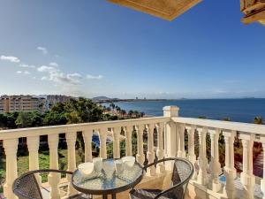 balcón con mesa, sillas y vistas al océano en Villa Cristal 9907 - Resort Choice, en Playa Paraiso
