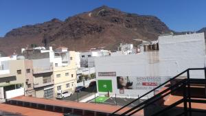a view of a city with a mountain in the background at Apartamento La Aldea Pueblo Gran Canaria 2B in San Nicolás