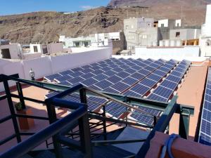 a large array of solar panels on a roof at Apartamento La Aldea Pueblo Gran Canaria 2B in La Aldea de San Nicolas