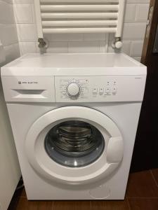 クエンカにあるApartamentos 1177の- 白い洗濯機&乾燥機(客室内)