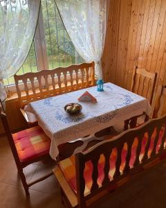 卡魯札的住宿－Chatôčka na Šíravke，窗户前的桌子上放着一碗水果