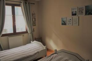 una piccola camera con letto e finestra di La Belle Etap', gîte classé 3 étoiles a Étaples