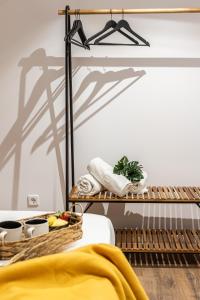 Una habitación con una mesa con una cesta de fruta. en BNBHolder The Elegance Chueca, en Madrid
