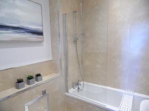 eine Dusche mit Glastür im Badezimmer in der Unterkunft Beachside Apartment in Carbis Bay + 30 Fotos