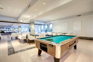Biliardový stôl v ubytovaní Grupotel Aguait Resort & Spa - Adults Only