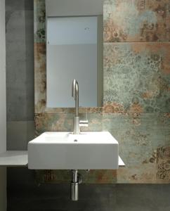 een witte wastafel in een badkamer met een spiegel bij Balneario de Calabor in Calabor