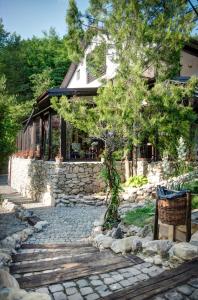 Afbeelding uit fotogalerij van Pensiune-Restaurant Tara Luanei in Sărata-Monteoru