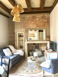 Vieux Tours, Charmant T2 40m2, 4 pers, lumineux في تور: غرفة معيشة مع أريكة ومدفأة