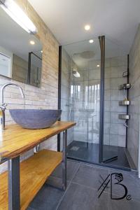 Ένα μπάνιο στο residence de porticcio, youyoube