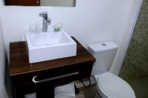 y baño con lavabo blanco y aseo. en Hotel Laundos, en São Paulo