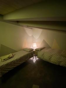 Posteľ alebo postele v izbe v ubytovaní cascina serra beb camera BIELMONTE