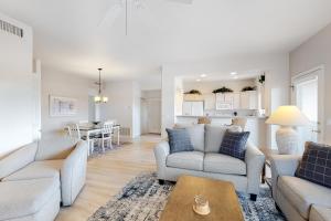 salon z dwiema kanapami i stołem w obiekcie Vistoso Resort Casita #218 w mieście Tortolita