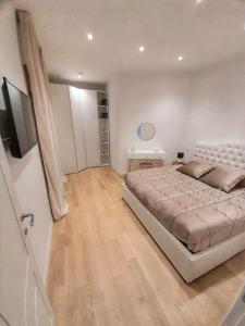 um quarto com uma cama grande e uma televisão em Barium Suite - Elegante Appartamento in Centro em Bari
