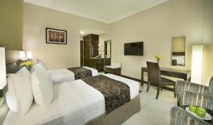 Una cama o camas en una habitación de Gateway Hotel