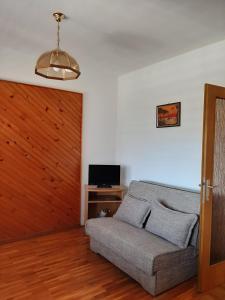 un soggiorno con divano e porta in legno di Apartments Grozdana 4227 a Crikvenica
