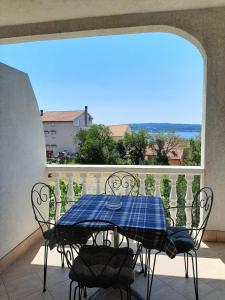 un tavolo e sedie su un balcone con vista sull'oceano di Apartments Grozdana 4227 a Crikvenica