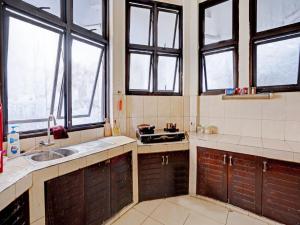 Una cocina o cocineta en Graha Ara Homestay Syariah RSUD Dr Soetomo Surabaya Mitra RedDoorz