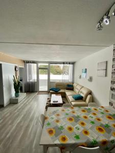 ein Wohnzimmer mit einem Sofa und einem Tisch in der Unterkunft Moderne und komfortable Appartements im Ferienpark Hahnenklee in Hahnenklee-Bockswiese