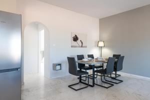 Posedenie v ubytovaní West City Apartment