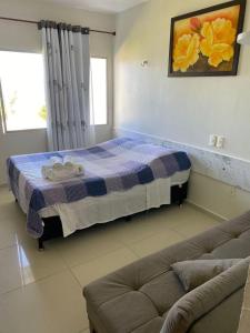 מיטה או מיטות בחדר ב-Carneiros Tamandare Apart Hotel Marinas