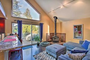 Φωτογραφία από το άλμπουμ του Puget Sound Home with Beautiful Yard and Deck! σε Des Moines