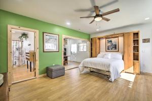 Schlafzimmer mit grünen Wänden, einem Bett und einem Deckenventilator in der Unterkunft Sunny Bonita Studio about 5 Mi to Historic Dtwn! in Bonita