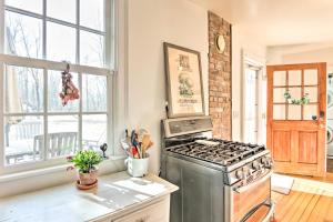 Imagen de la galería de Charming Sharon Dwelling with Deck and Fire Pit!, en Sharon