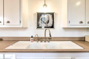 Imagen de la galería de Charming Sharon Dwelling with Deck and Fire Pit!, en Sharon