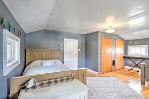Un pat sau paturi într-o cameră la Charming Sharon Dwelling with Deck and Fire Pit!