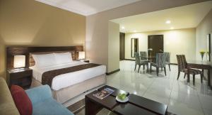 Una cama o camas en una habitación de Gateway Hotel