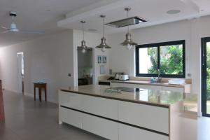 Kuchyň nebo kuchyňský kout v ubytování Lyla Beach Villa
