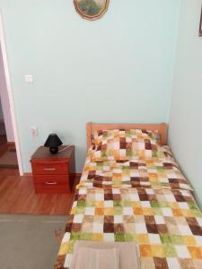 łóżko z kołdrą w sypialni w obiekcie Giardini room w Puli