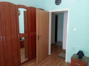 um quarto com armários de madeira e uma porta em Giardini room em Pula